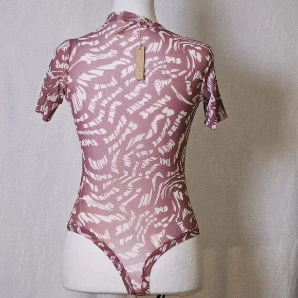 Skims Summer Mesh Raspberry Swirl T Shirt Bodysuit SZ M - Picture 5 of 13